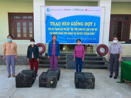 Bà Phan Thị Thùy Trang – HUV, Chủ tịch Hội LHPN huyện trao heo giống cho các hộ gia đình tại xã Bình Hải