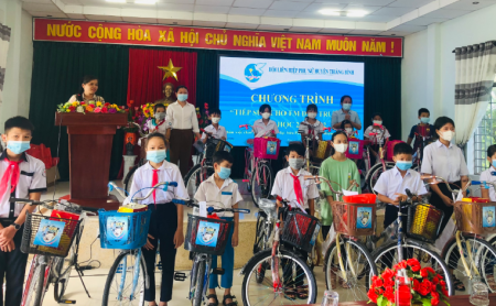 Hội LHPN huyện Thăng Bình tổ chức Chương trình “Tiếp sức cho em đến trường” và trao quà cho các em khuyết tật nhân dịp Tết Trung thu