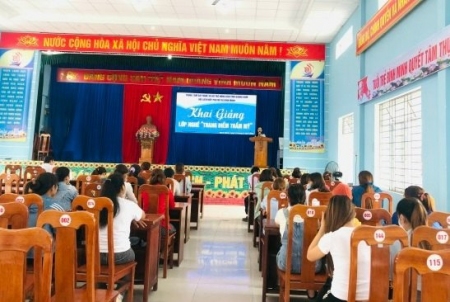 Hội LHPN xã Bình Minh tổ chức khai giảng lớp dạy nghề trang điểm thẩm mỹ cho hội viên phụ nữ