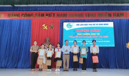 Hội LHPN xã Bình Minh: Tổng kết và trao thưởng Cuộc thi "Vẽ họa tiết trên chum" tại tuyến đường Phụ nữ tự quản năm 2023