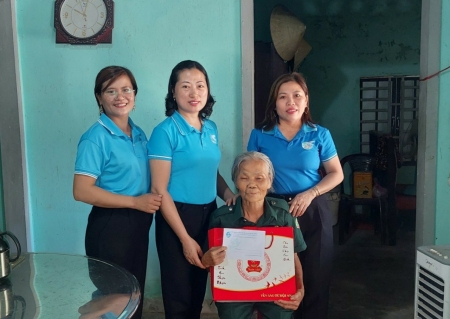 Thăm và tặng quà cho cô Hồng Thị Mai   Cựu thanh niên xung phong xã Bình Lãnh