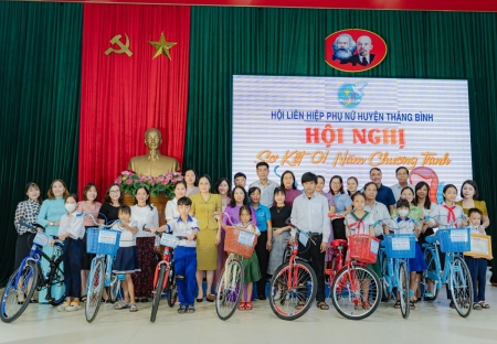 Trao xe đạp cho các em học sinh