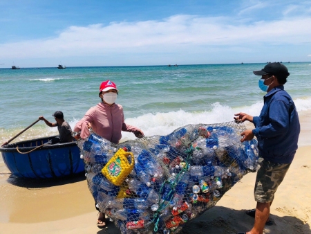 Thu gom rác thải nhựa từ biển vào bờ, biến rác thành tiền