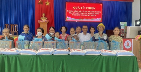 Hội LHPN thị trấn Hà Lam trao quà cho HVPN nghèo và nhận đỡ đầu trẻ em có hoàn cảnh khó khăn
