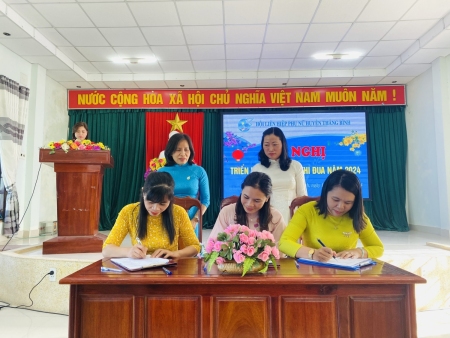 Hội LHPN huyện Thăng Bình tổ chức ký Giao ước thi đua năm 2024 và Tổng kết triển khai Chương trình Bảo hiểm vi mô